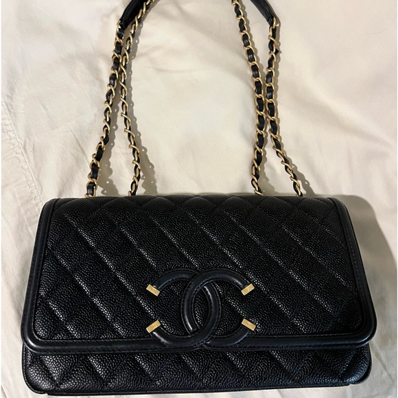 *SOLD* CHANEL Caviar Quilted Medium CC
Filigree Flap Black - Picture 3 of 16